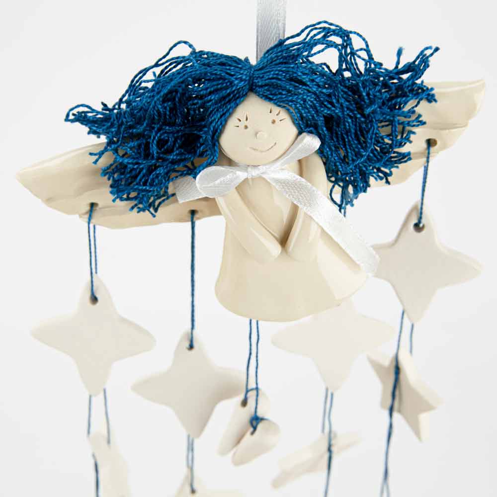 Kék hajú, fehér, mázas kerámia anygyal karácsonyi dísz 12db csillaggal.. Függeszthető karácsonyi dekoráció. NeoNoé kerámia.